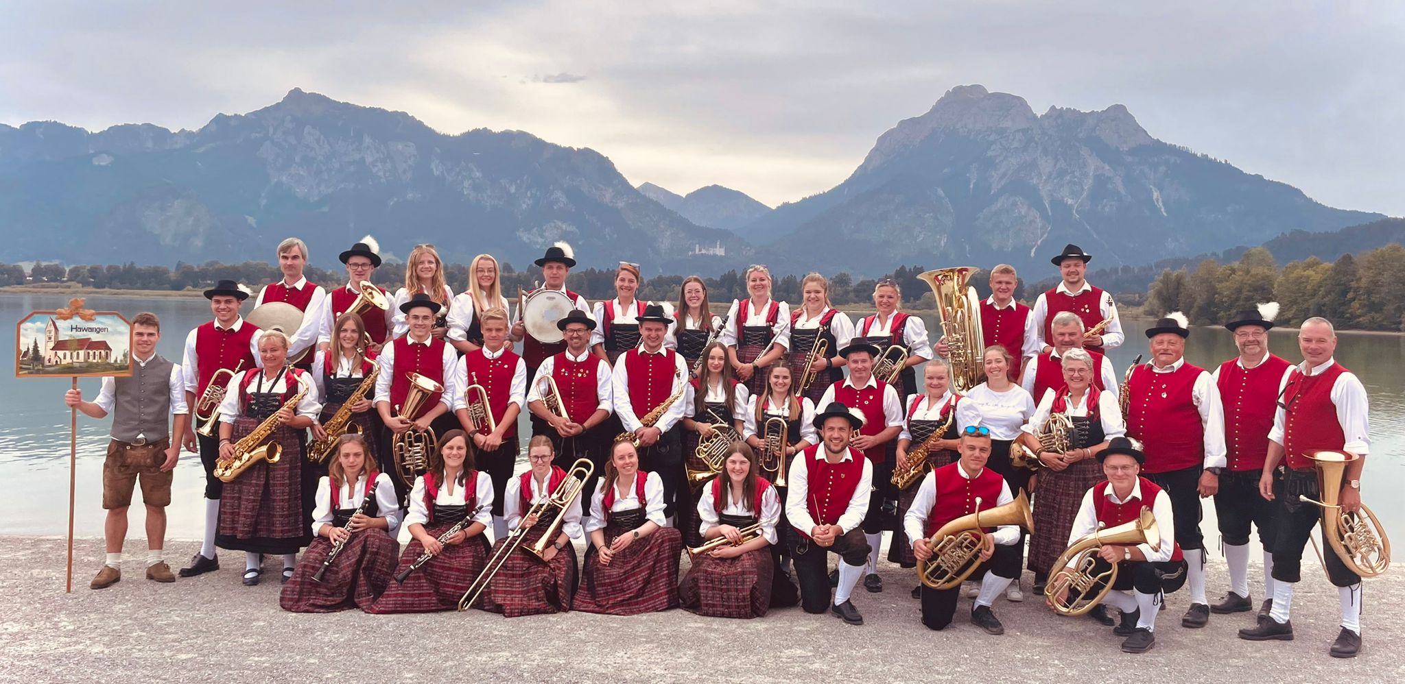 Musikkapelle Hawangen vor Bergkulisse